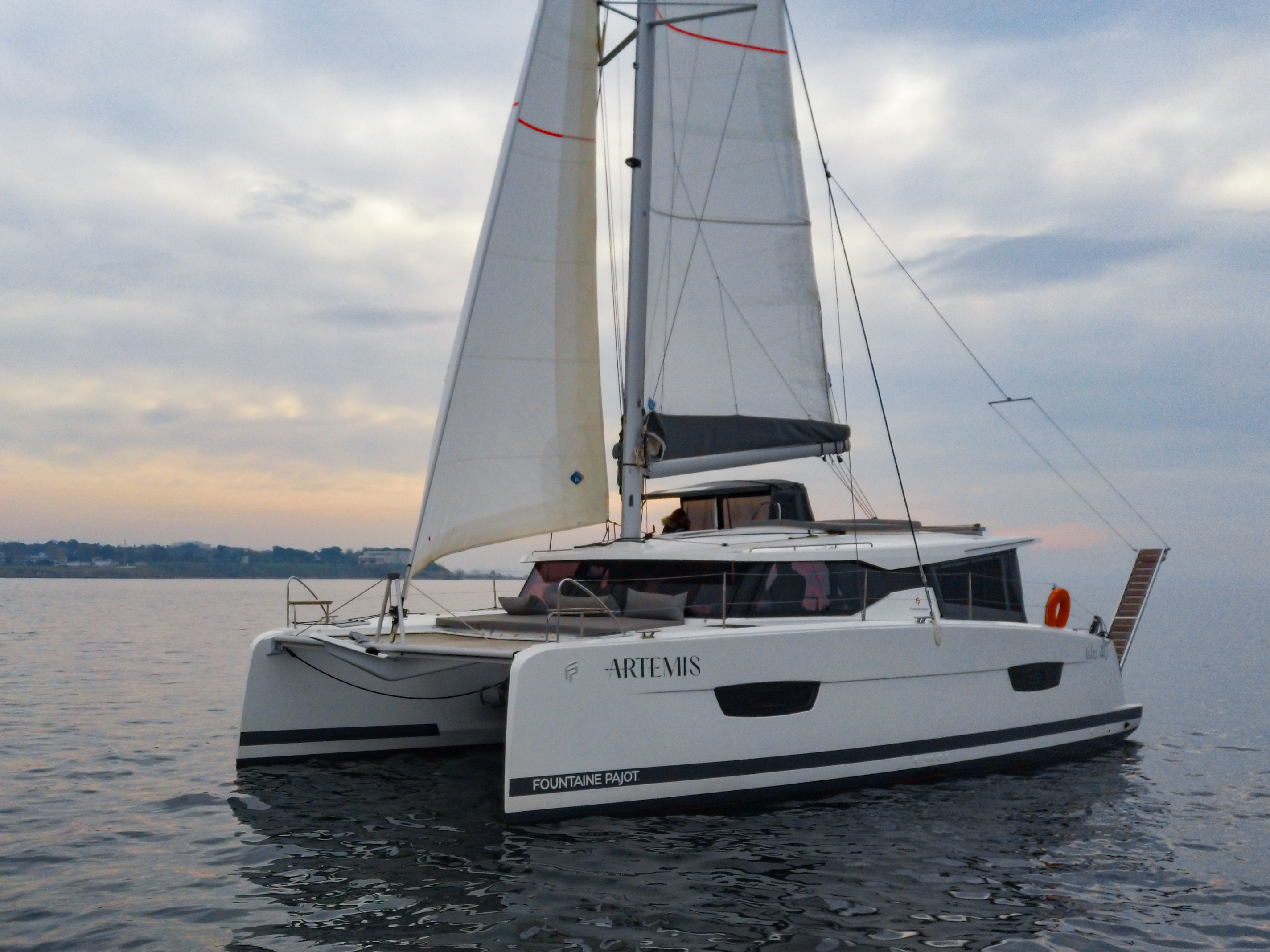 Isla 40 (4+1cab/4wc) „Artemis“ als Charteryacht