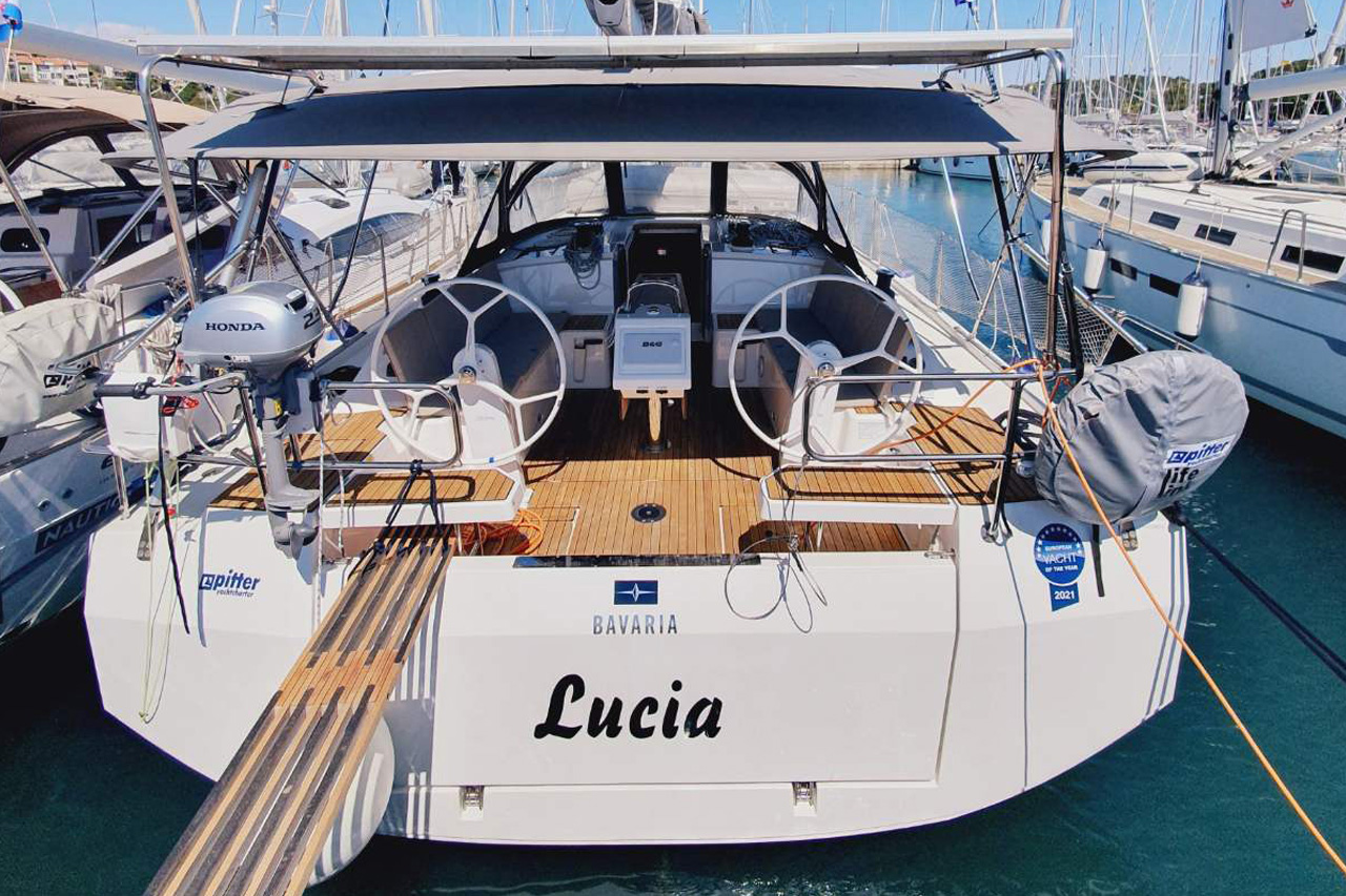 Bavaria C42 Top image