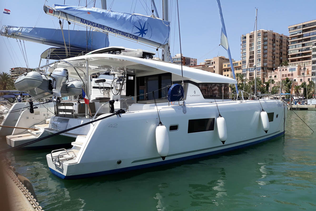 Lagoon 42  Top image