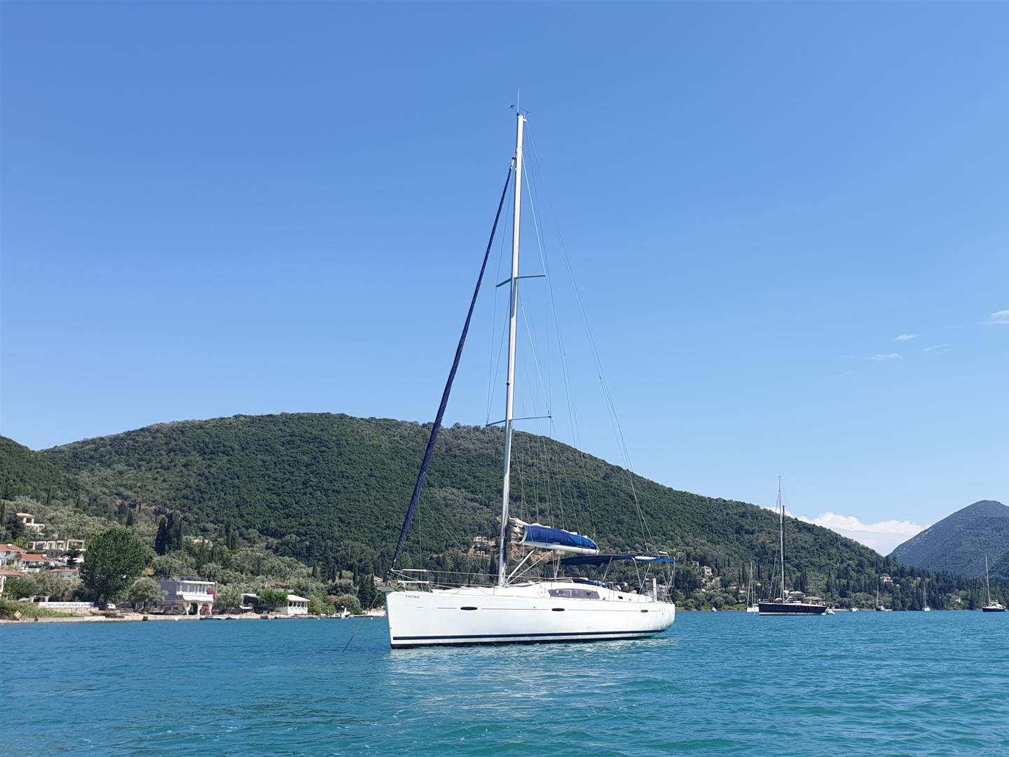 Oceanis 43 (3Cab/3WC) „Twins (New sails 2023 - Solar panel-Bow Thruster- A/C)“ als Charteryacht