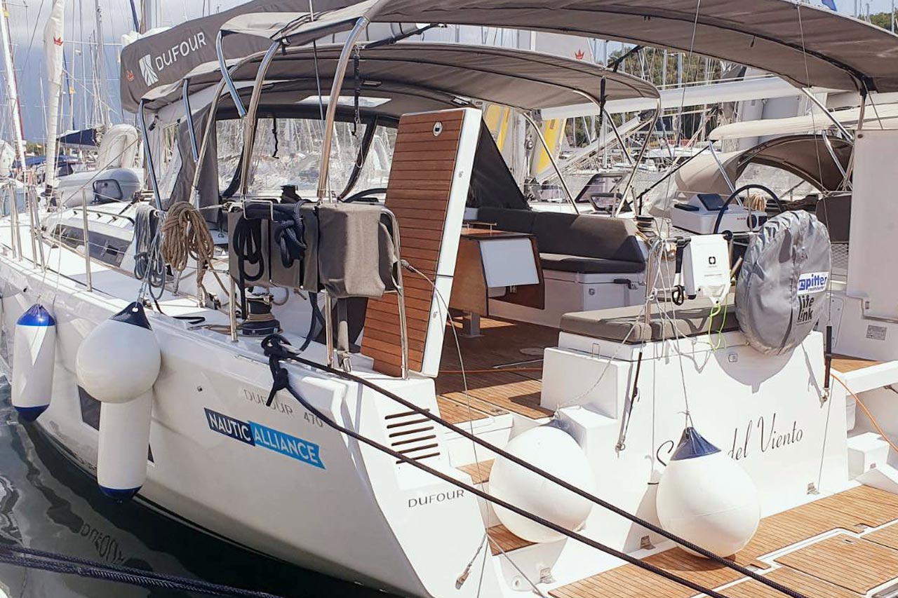 Dufour 470  Top image