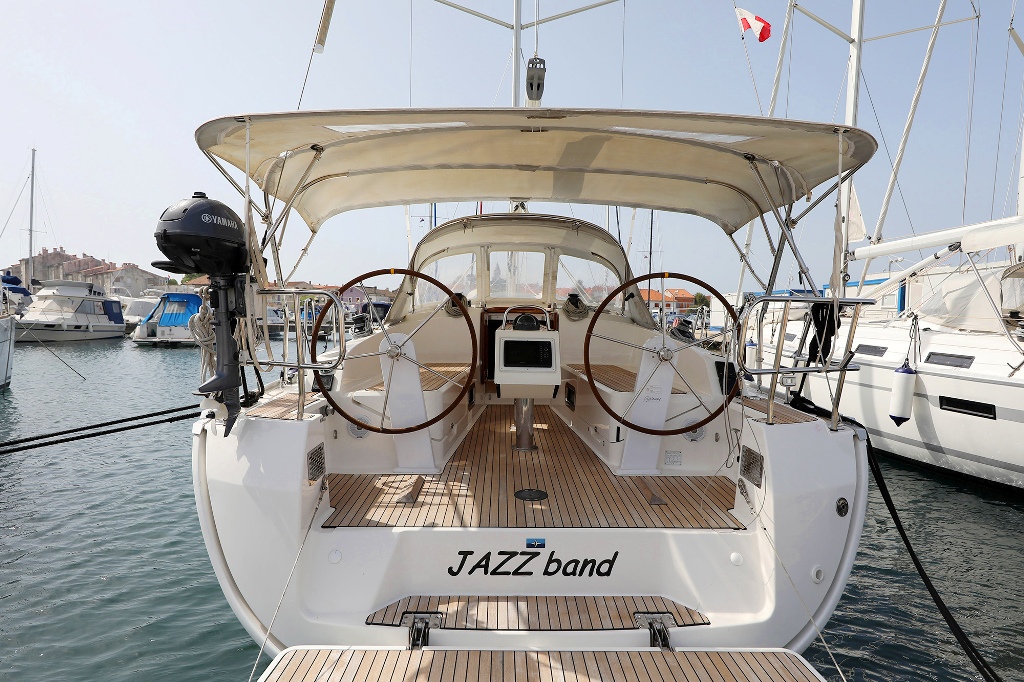 Bavaria Cruiser 37  Top image