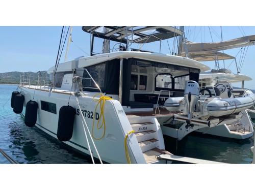 Lagoon 52 F Naka (A/C, WM, Generator, Inverter, Tender Lift)