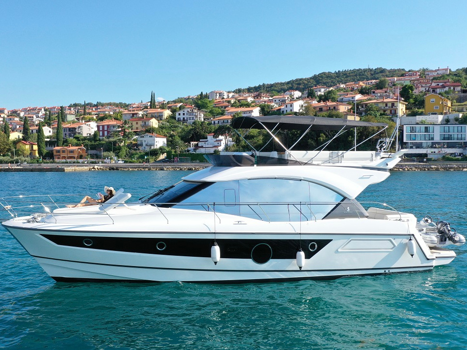 Monte Carlo 52 „Nora“ als Charteryacht