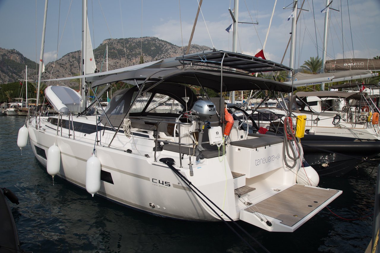 Bavaria C45 Style - 3 cab. Top image