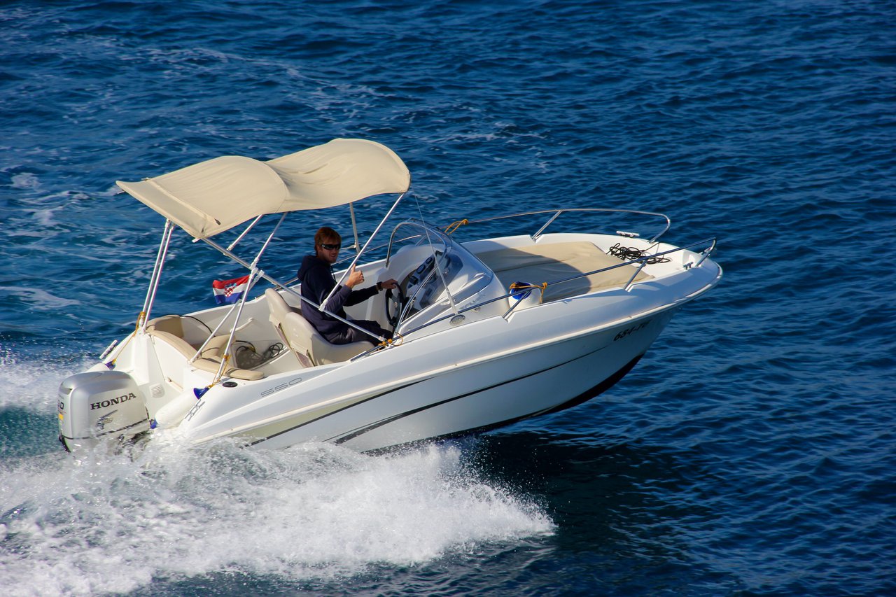 Flyer 550 Sundeck „Benetau Flyer 550 Sun Deck“ als Charteryacht