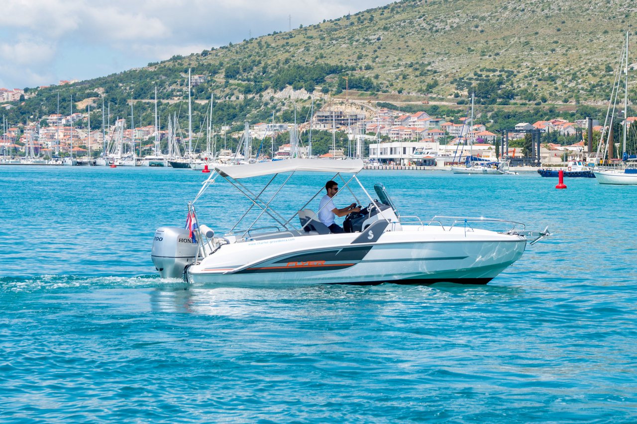 Flyer 6.6 SPACEdeck „Benetau Flyer 6.6 Space Deck“ als Charteryacht