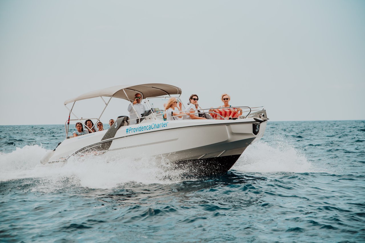 Flyer 7.7 Spacedeck „Beneath Flyer 7.7 Space Deck“ als Charteryacht