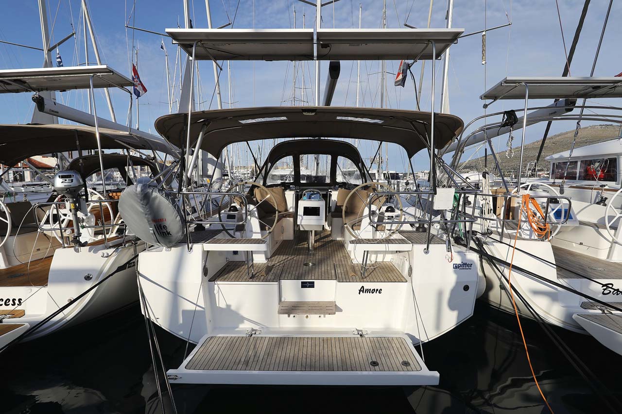 Bavaria C38 Top image