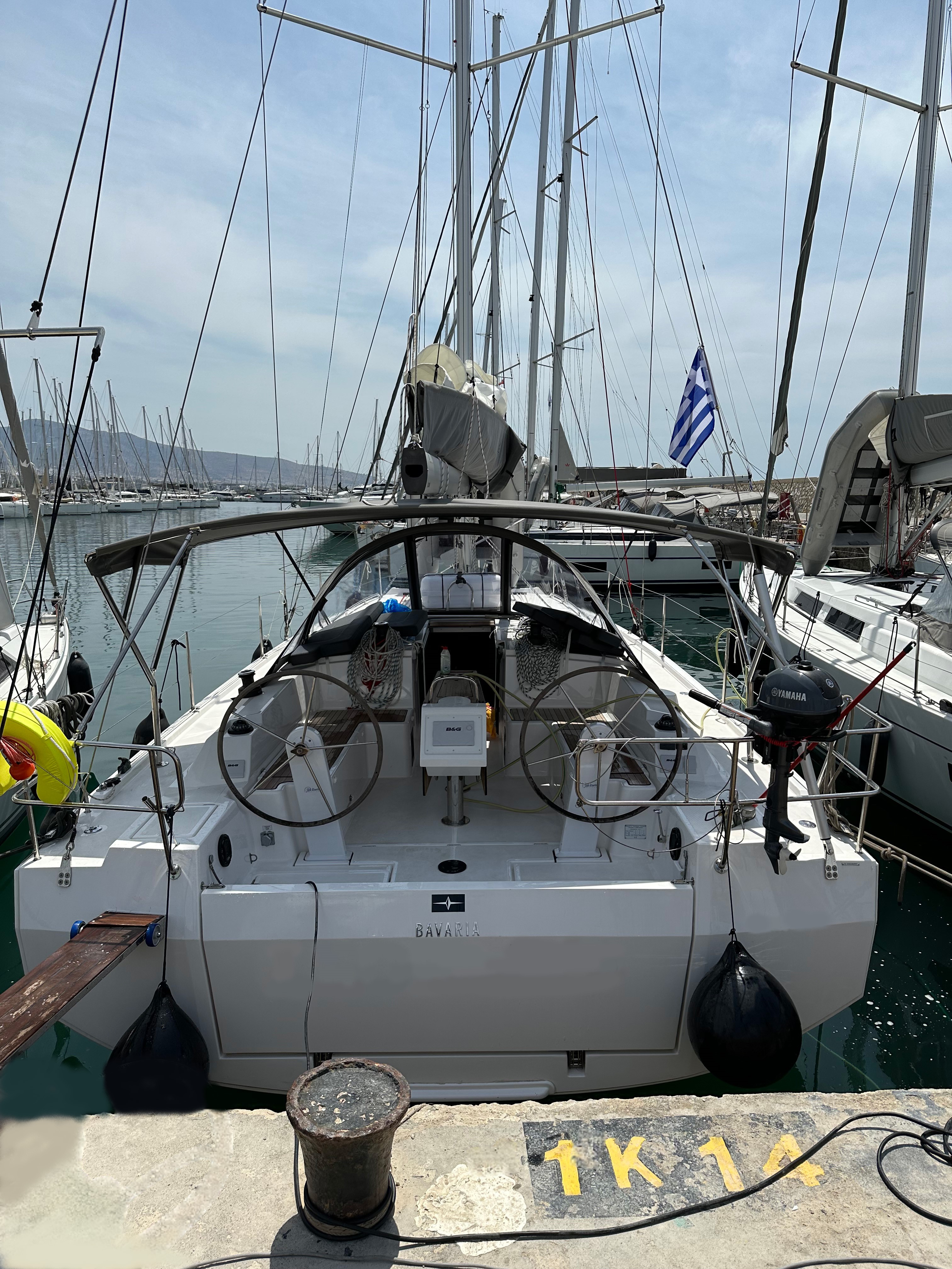 Bavaria C42 Top image
