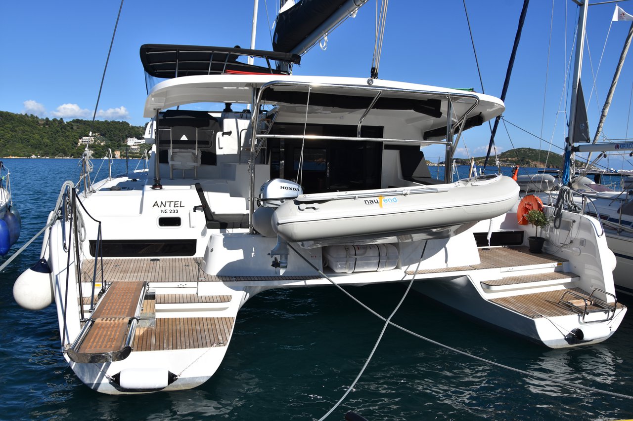 Lagoon 42  Top image