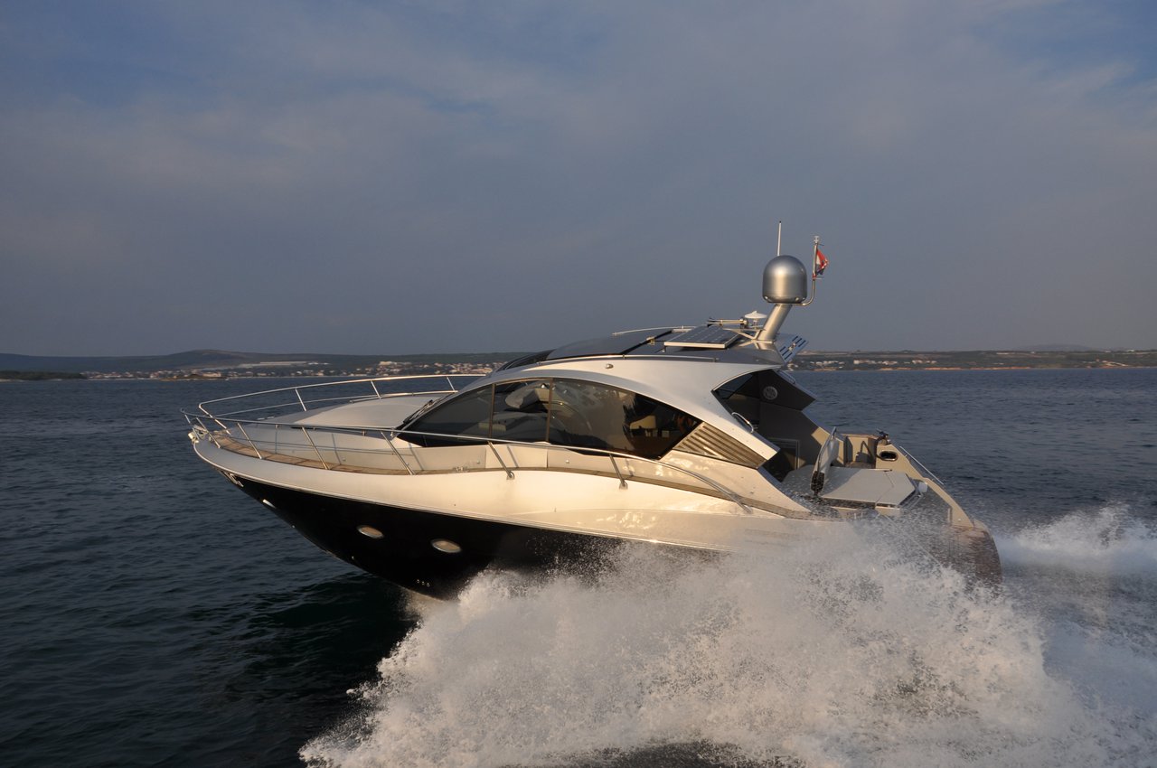 Mirakul 40 Hard Top „Eva 2“ als Charteryacht
