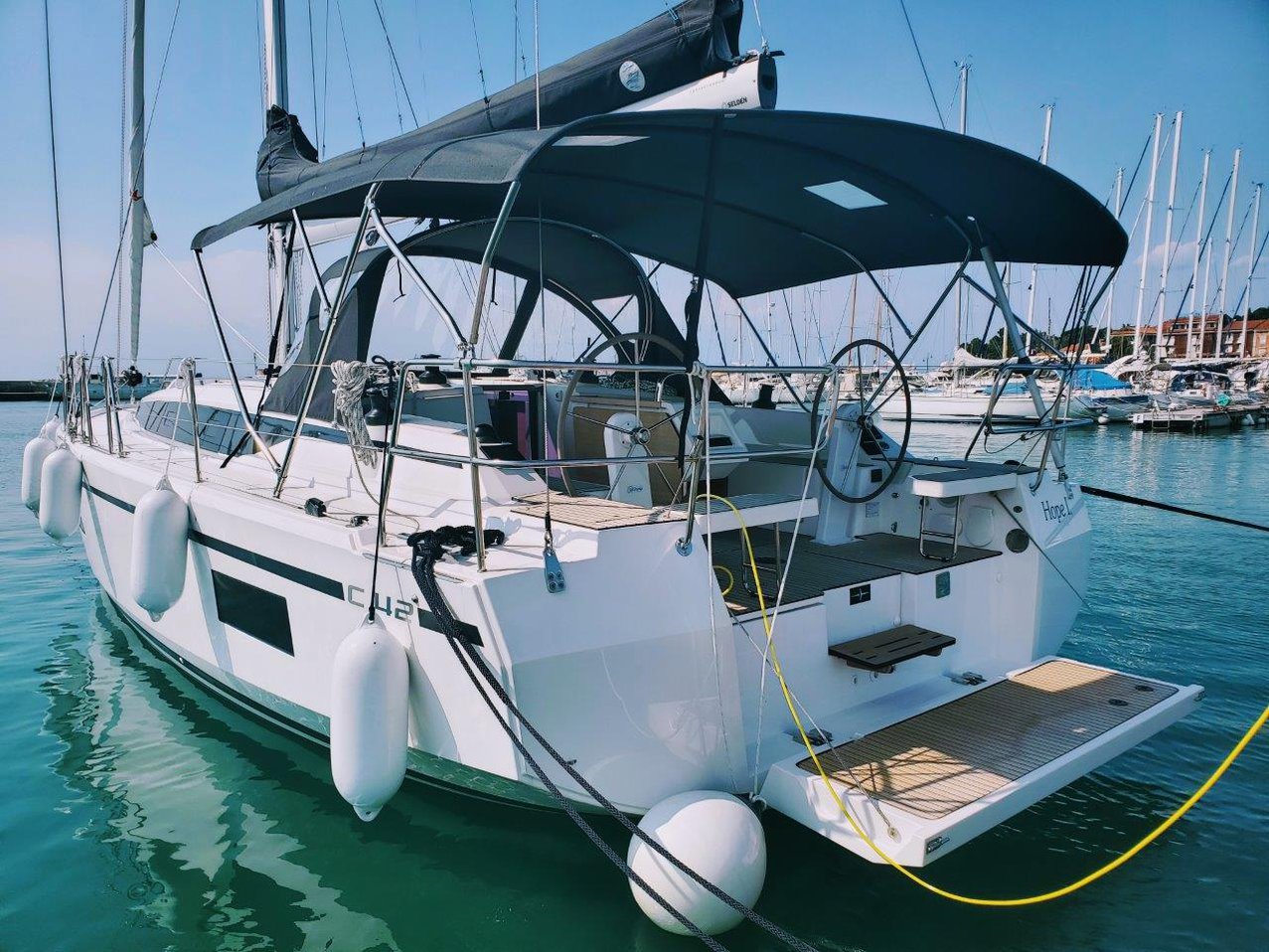 Bavaria C42 Top image
