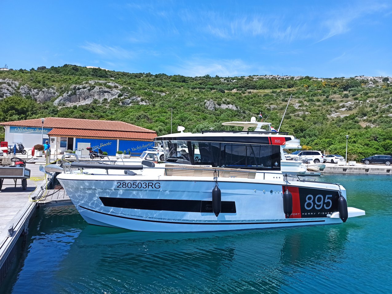 Merry Fisher 895 Sport Offshore „Surprise“ als Charteryacht
