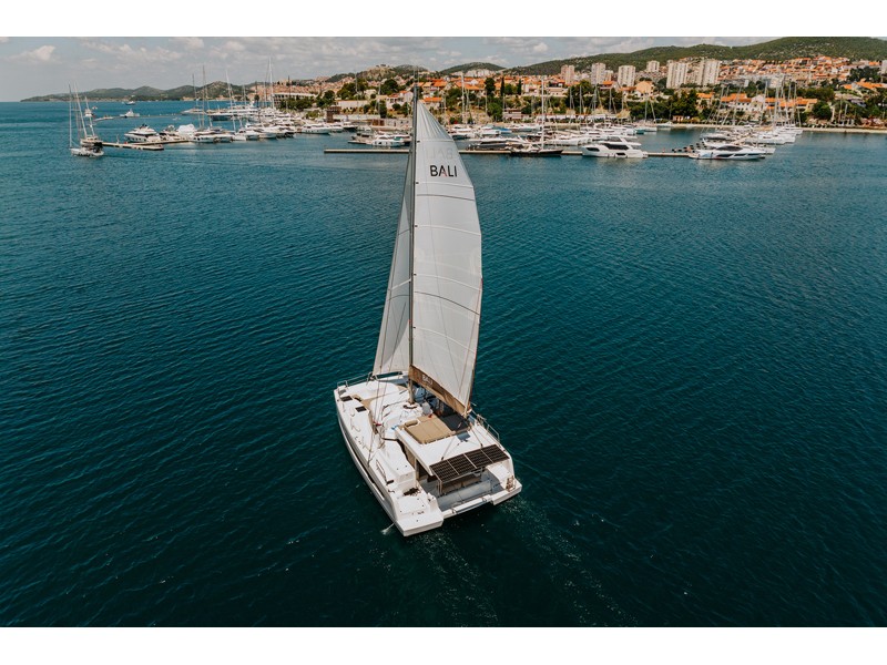 Bali Catspace „NOR“ als Charteryacht