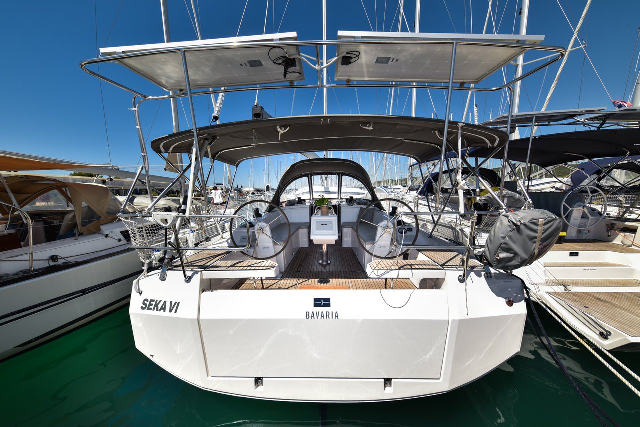 Bavaria C38 Top image