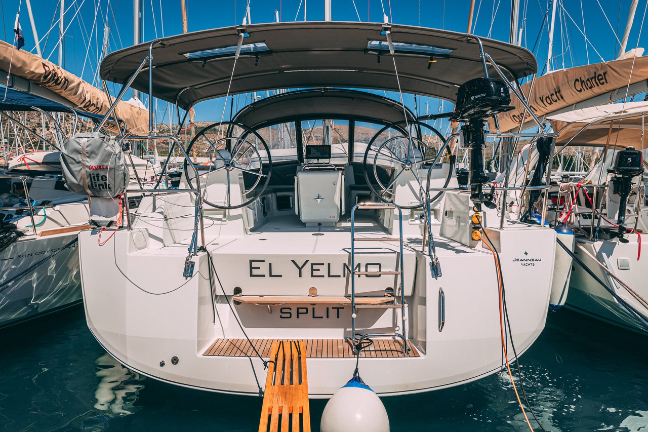 Jeanneau 54 (5+1 cab, 3WC) „El Yelmo“ als Charteryacht
