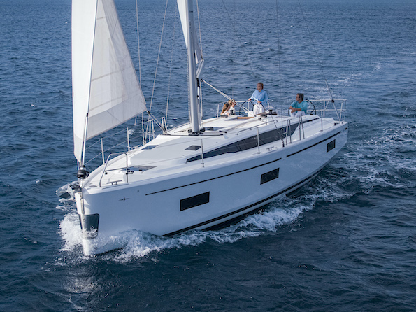 Bavaria C42 Top image