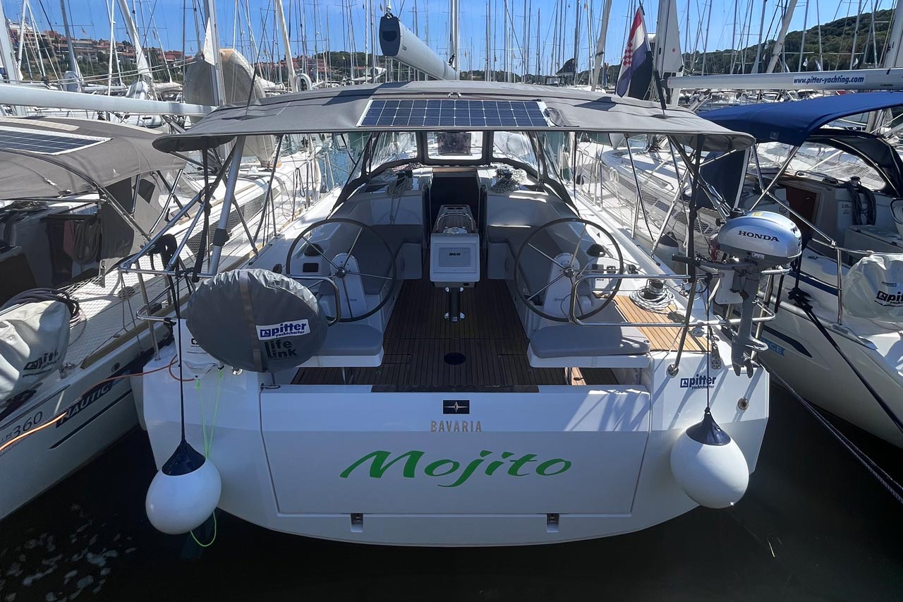 Bavaria C38 Top image