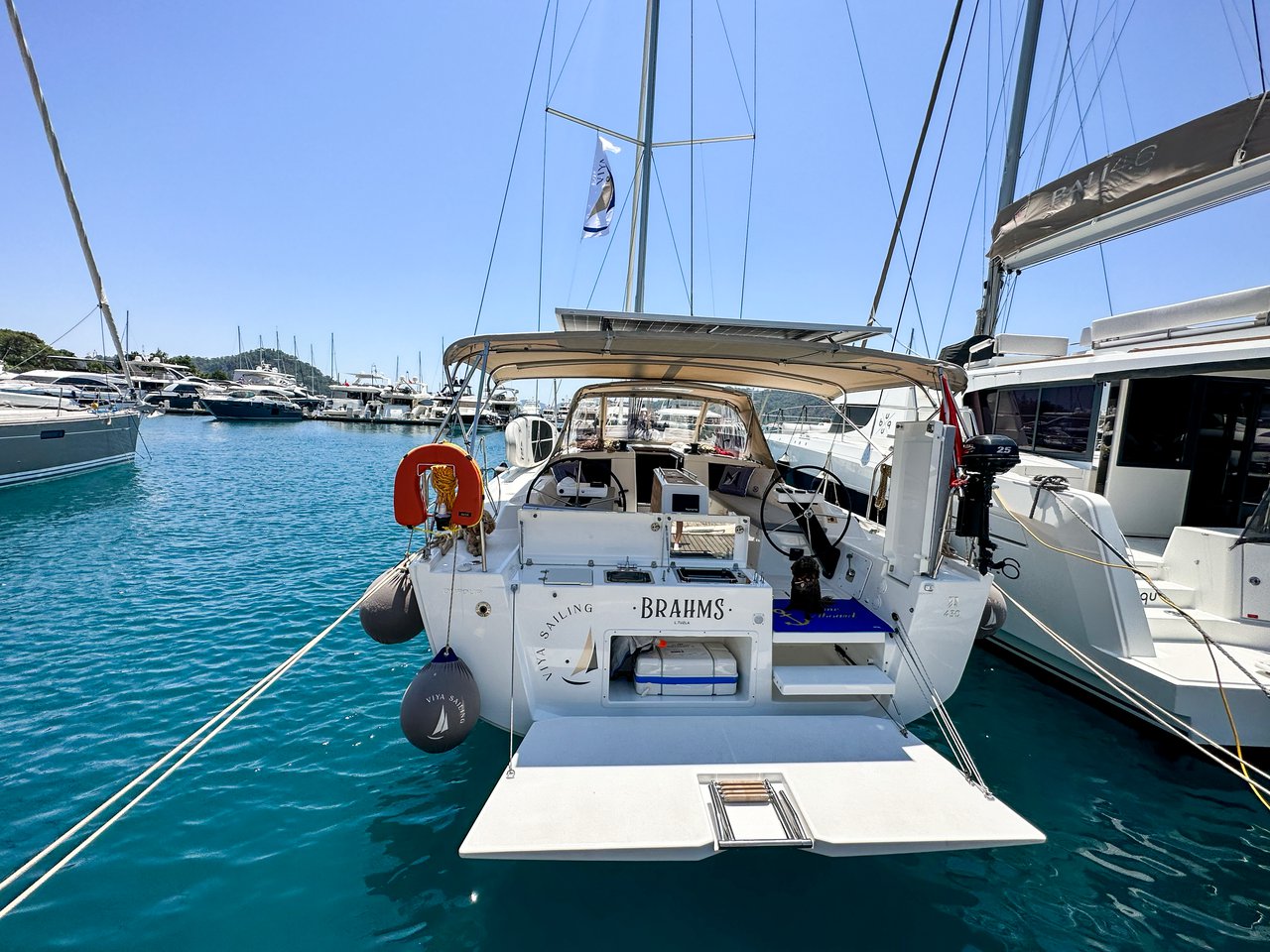 Dufour 430 Grand Large (4cab) „Brahms“ als Charteryacht