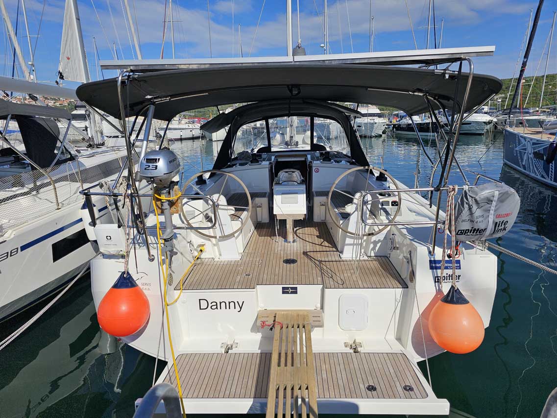 Bavaria C38 Top image