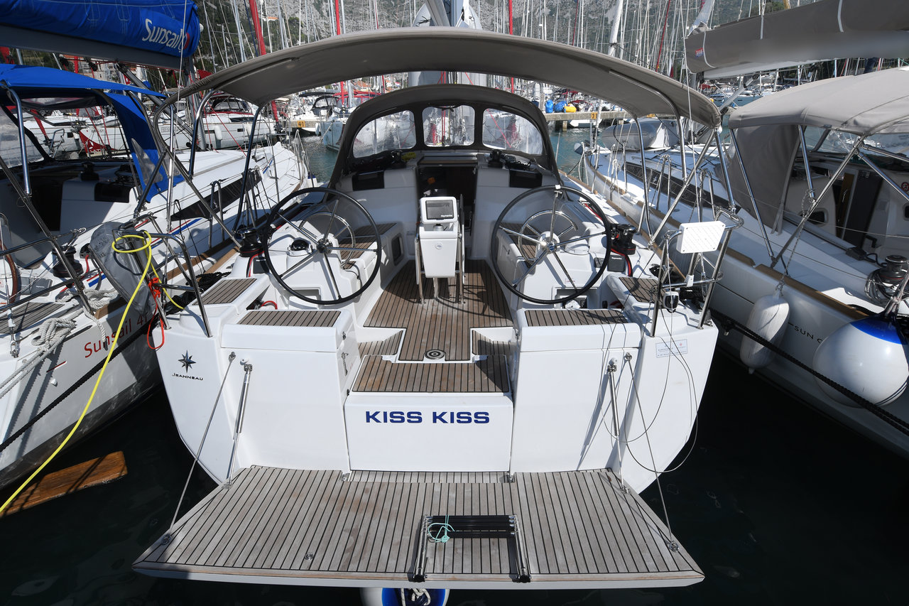 Sun Odyssey 419 (3 cab/2wc) „Kiss Kiss“ als Charteryacht