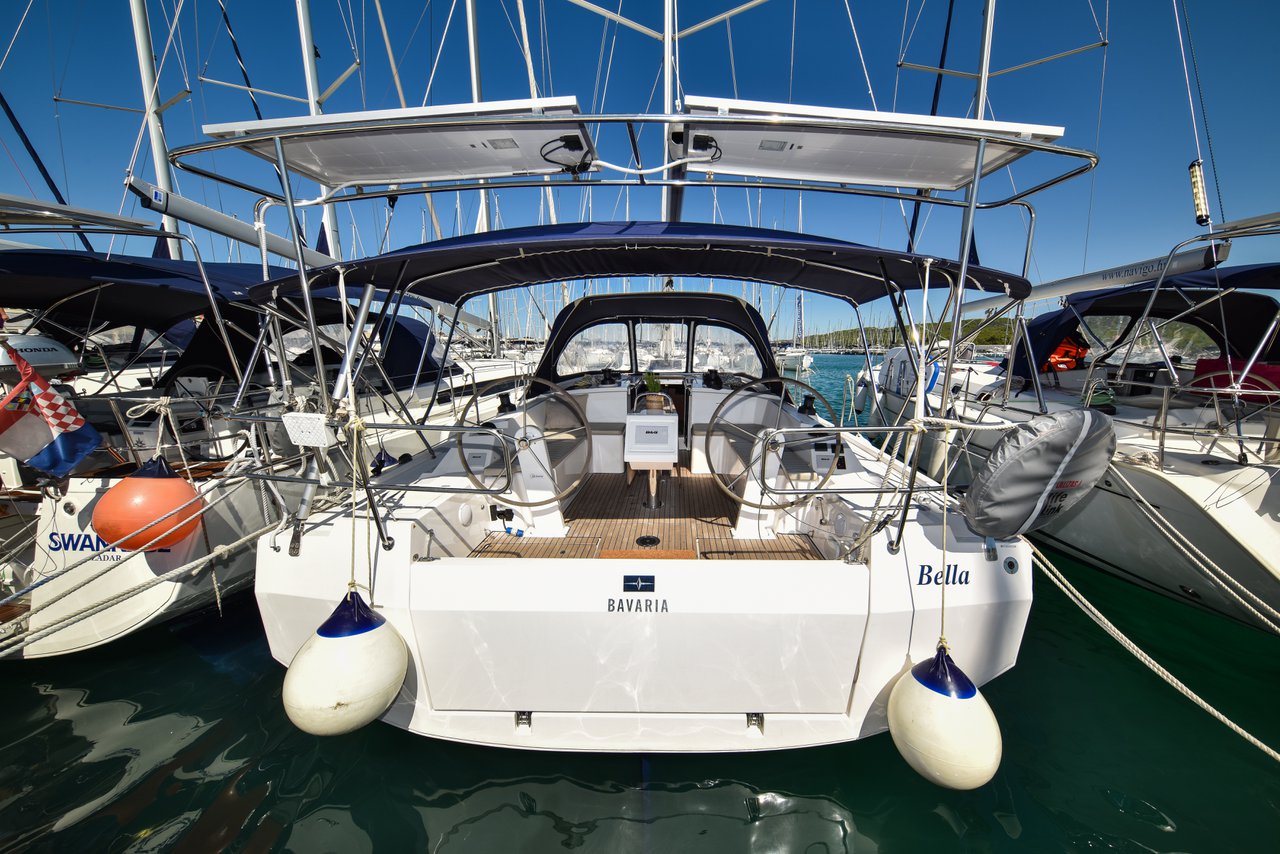 Bavaria C42 Top image