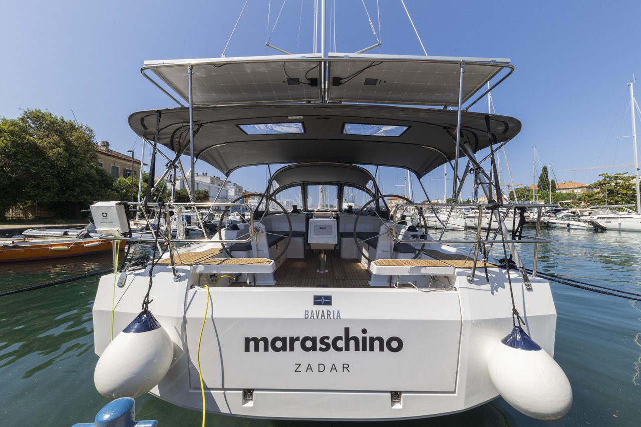 Bavaria C42 Top image