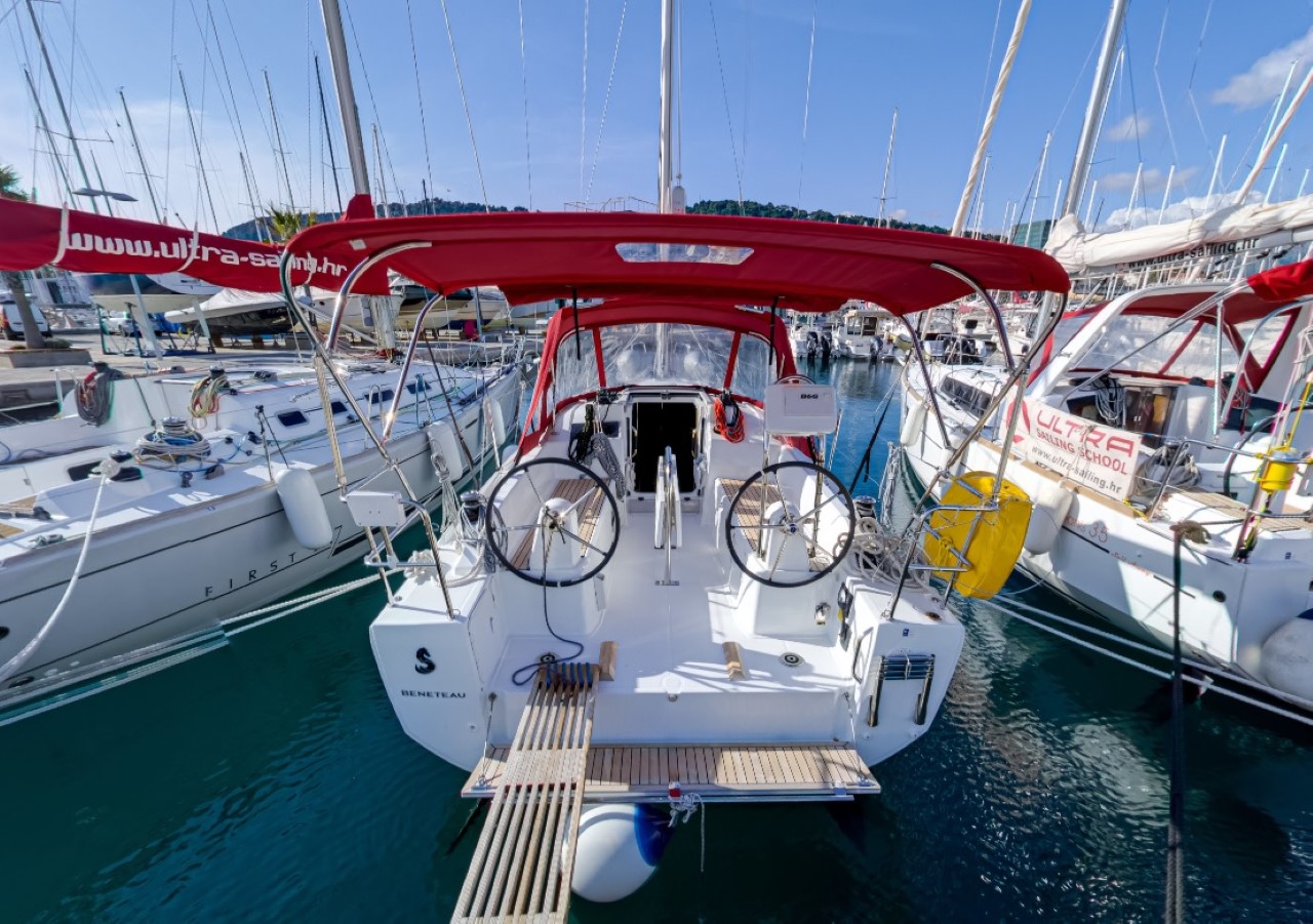 Oceanis 30.1 Top image