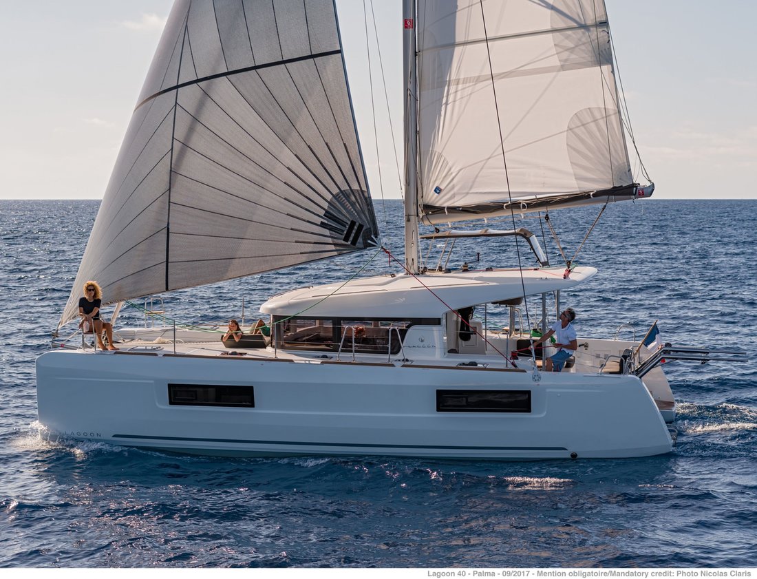 Lagoon 40  Top image