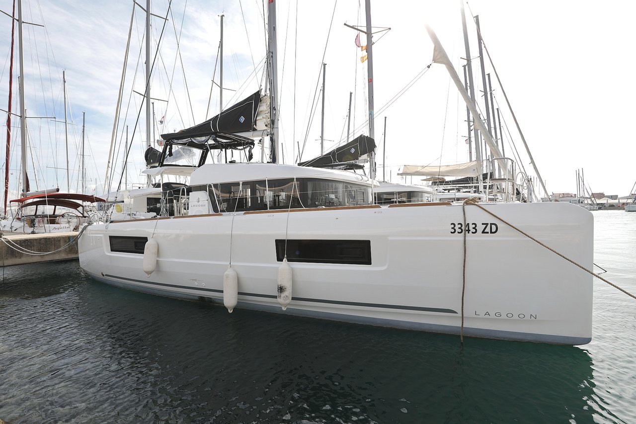 Lagoon 40  Top image