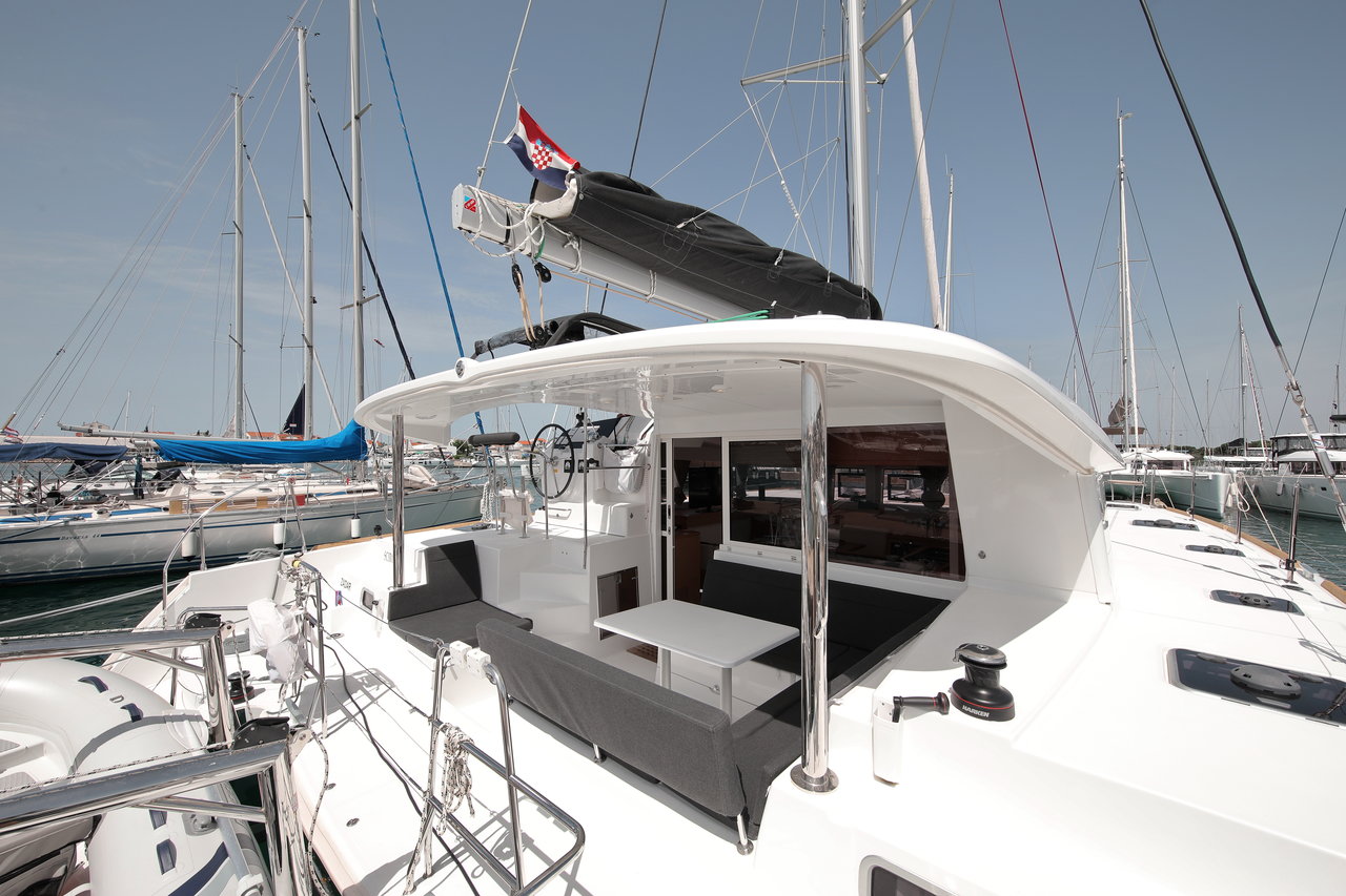 Lagoon 400 S2  Top image