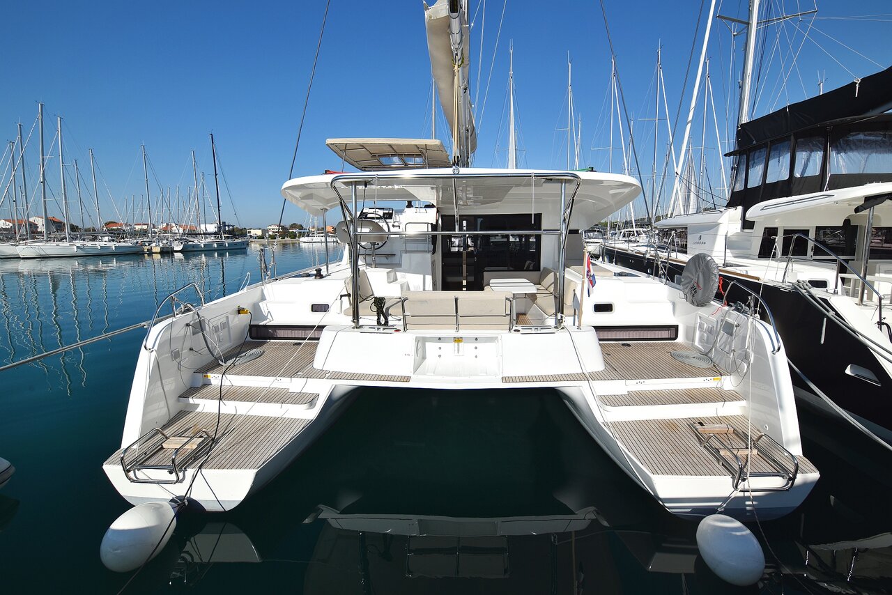 Lagoon 42  Top image