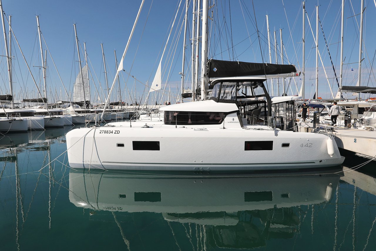 Lagoon 42  Top image