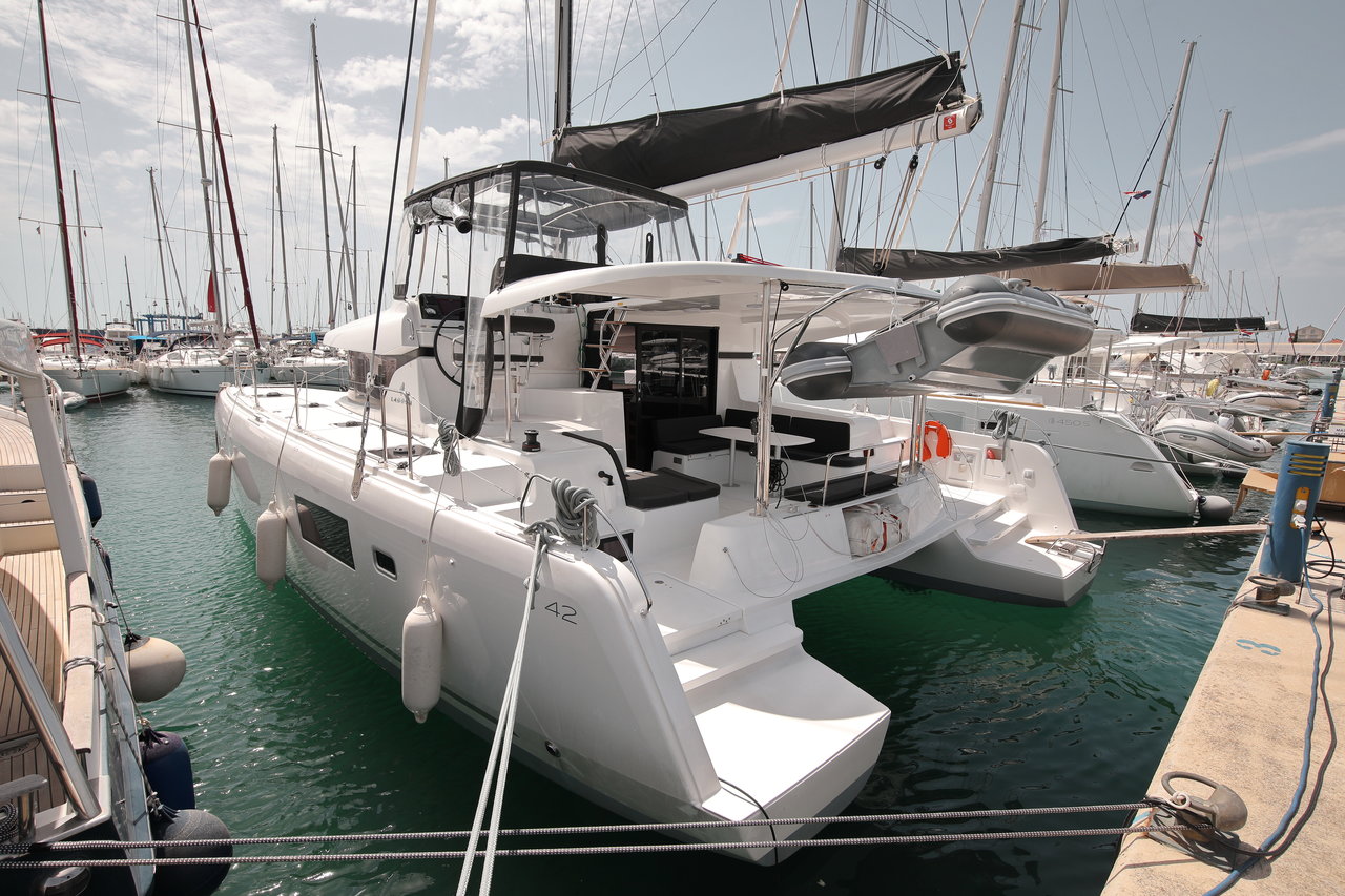 Lagoon 42  Top image