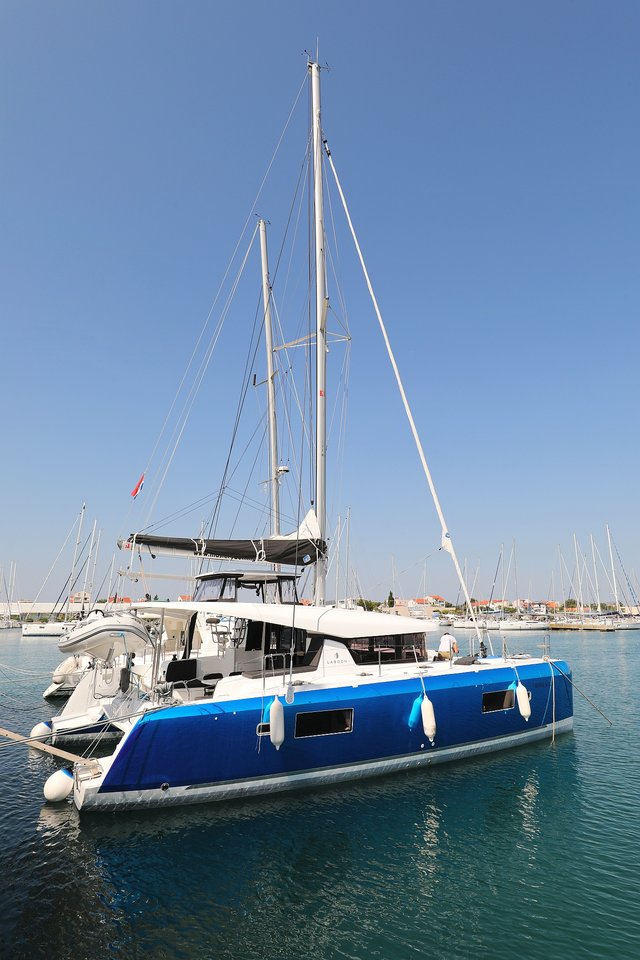 Lagoon 42  Top image