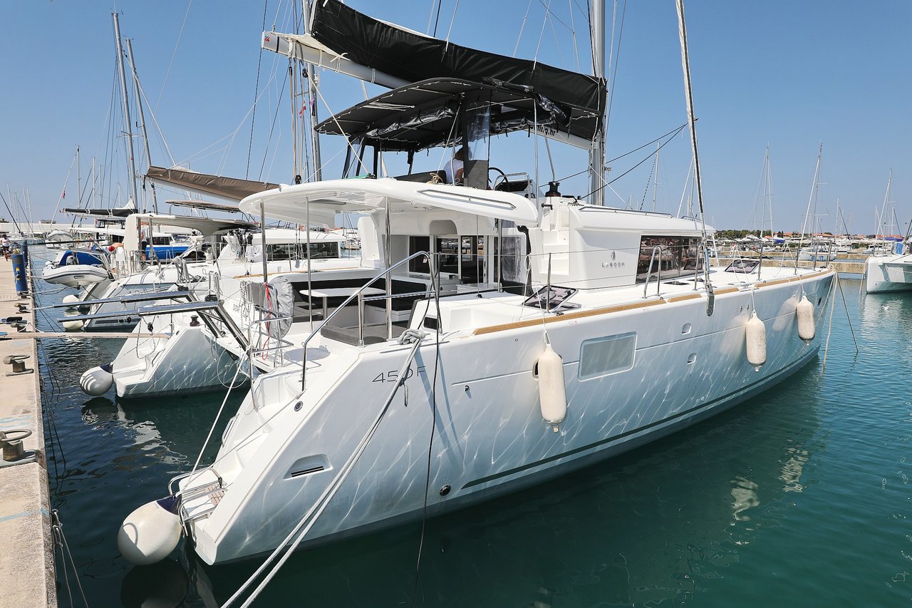 Lagoon 450 F  Top image
