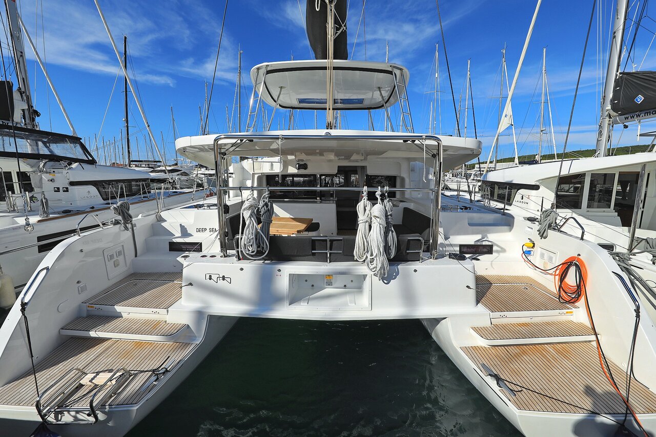 Lagoon 46  Top image