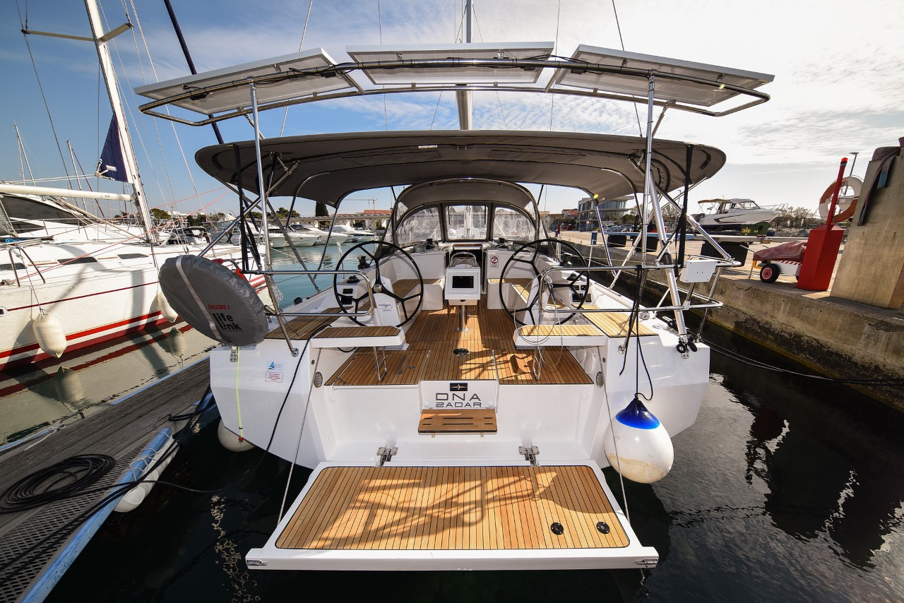 Bavaria C42 Top image