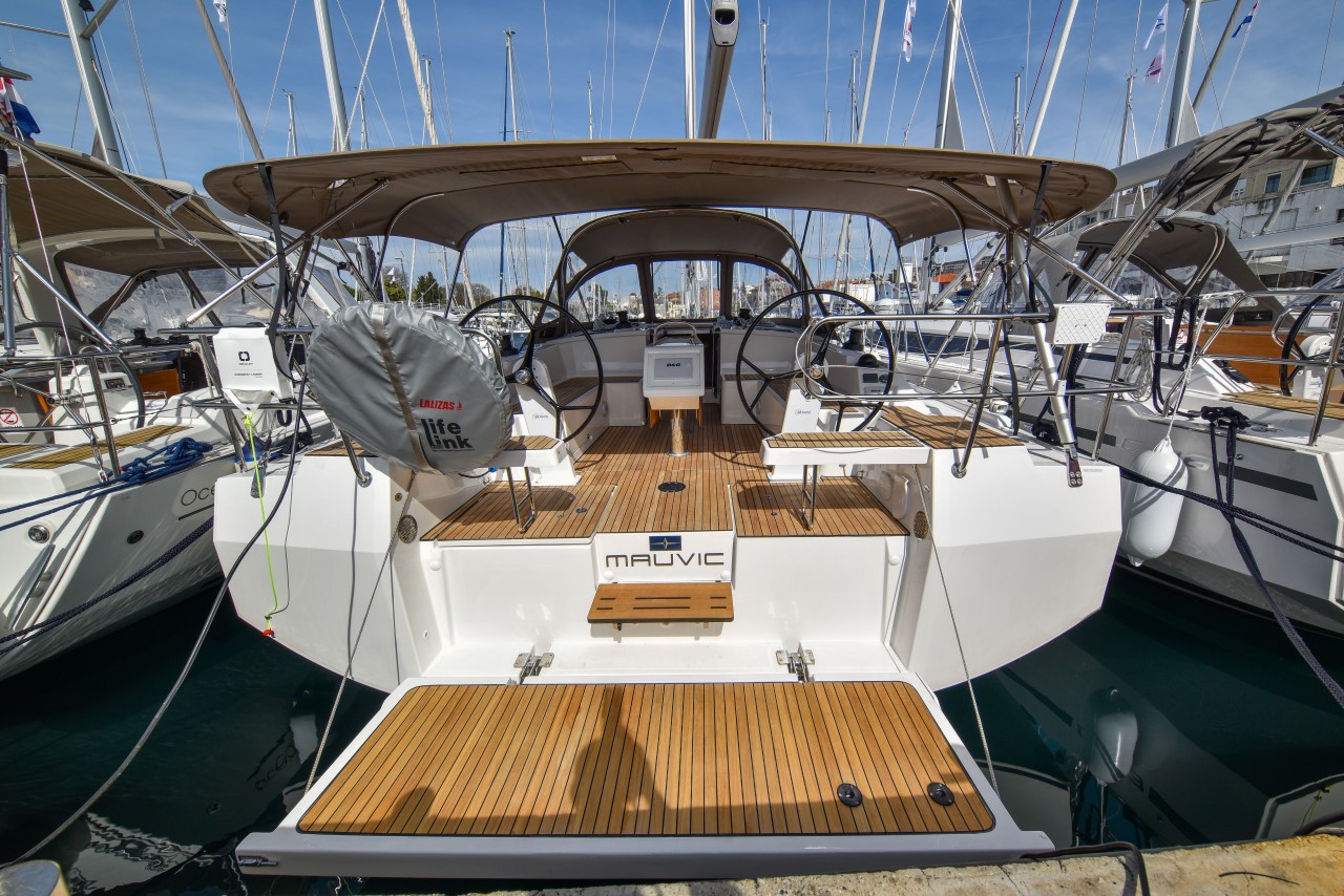 Bavaria C42 Top image