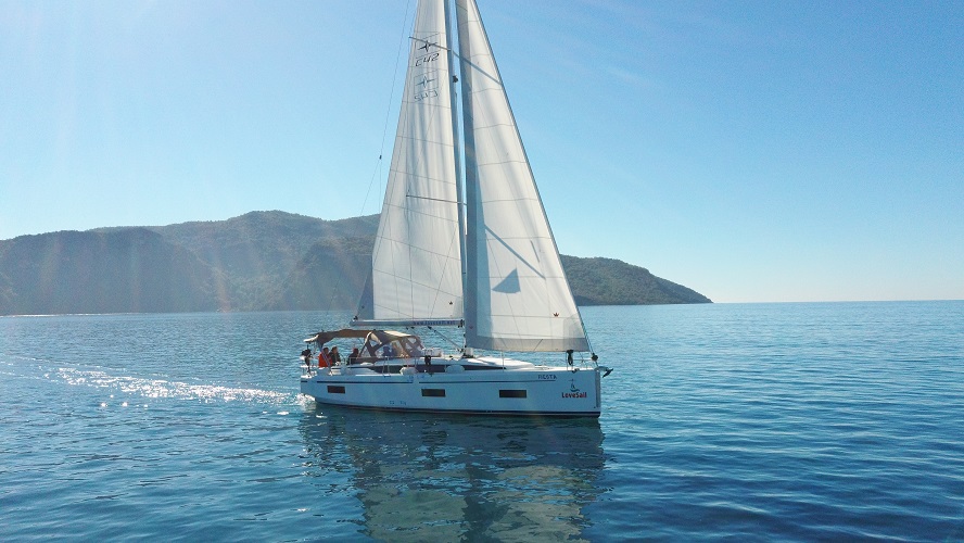 Bavaria C42 Top image
