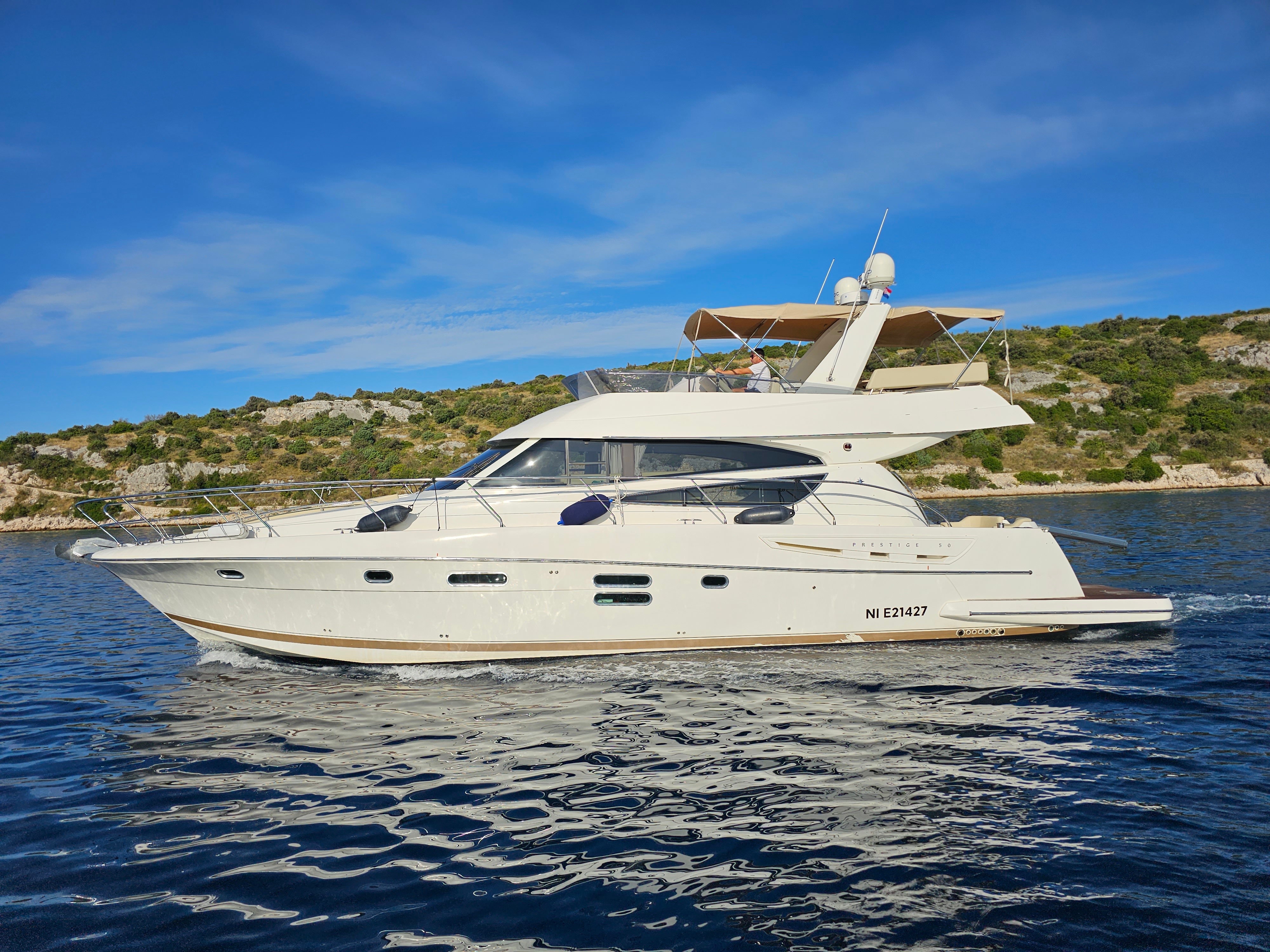 Prestige 50 (3+1Cab/3WC) „Panarea“ als Charteryacht