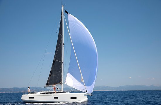 Bavaria C38 Top image