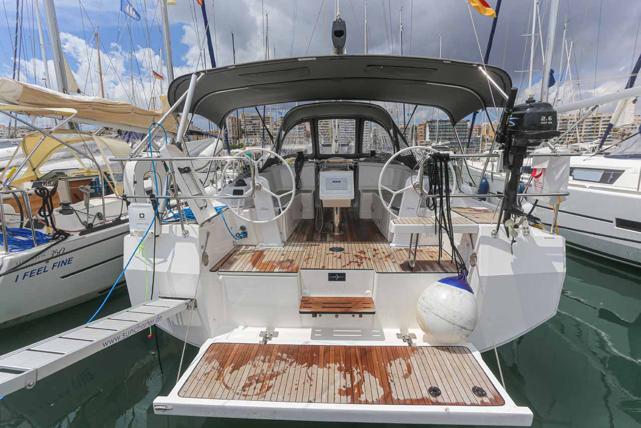Bavaria C38 Top image