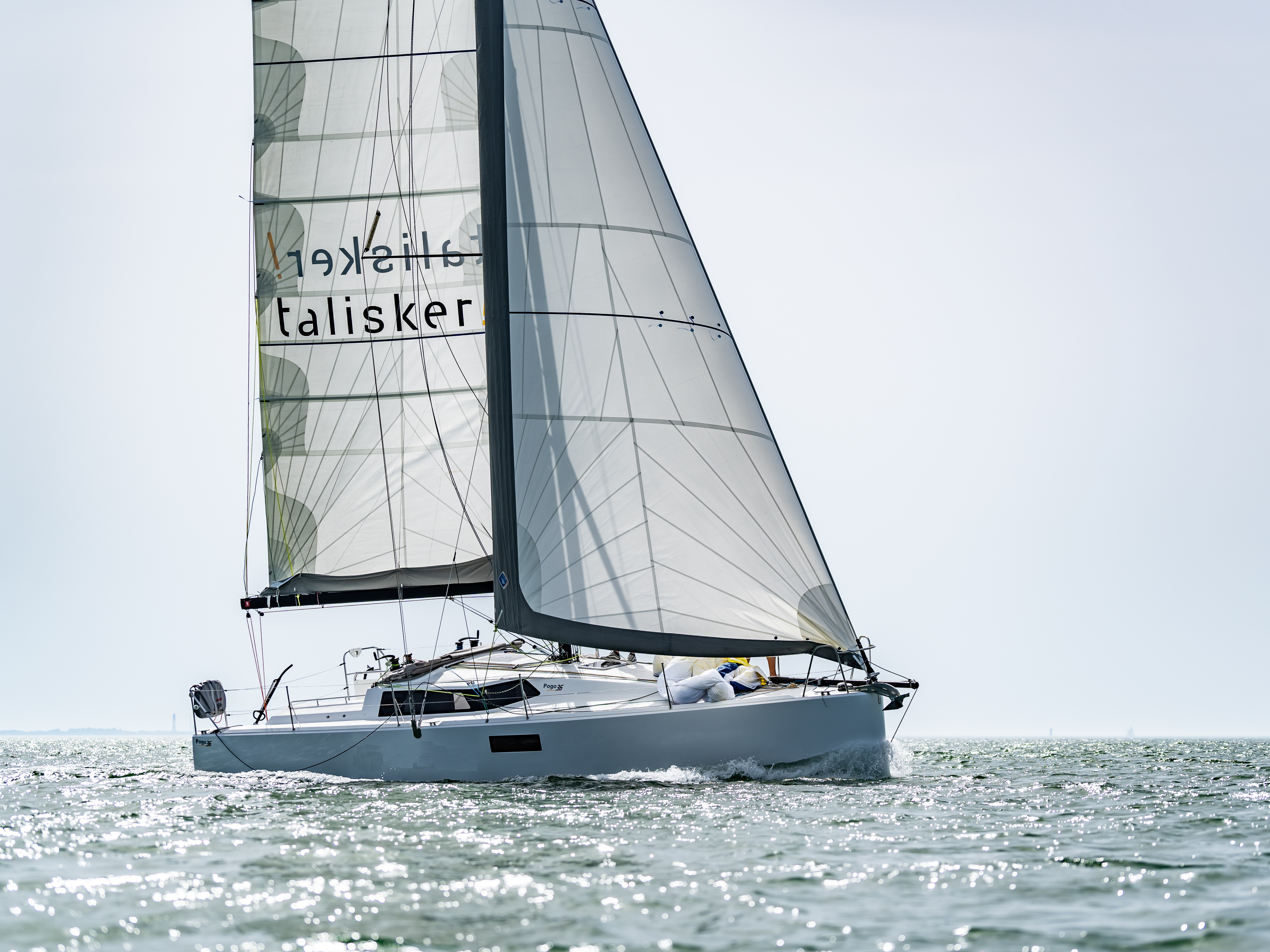 Pogo 36 „SHOULD I GO“ als Charteryacht