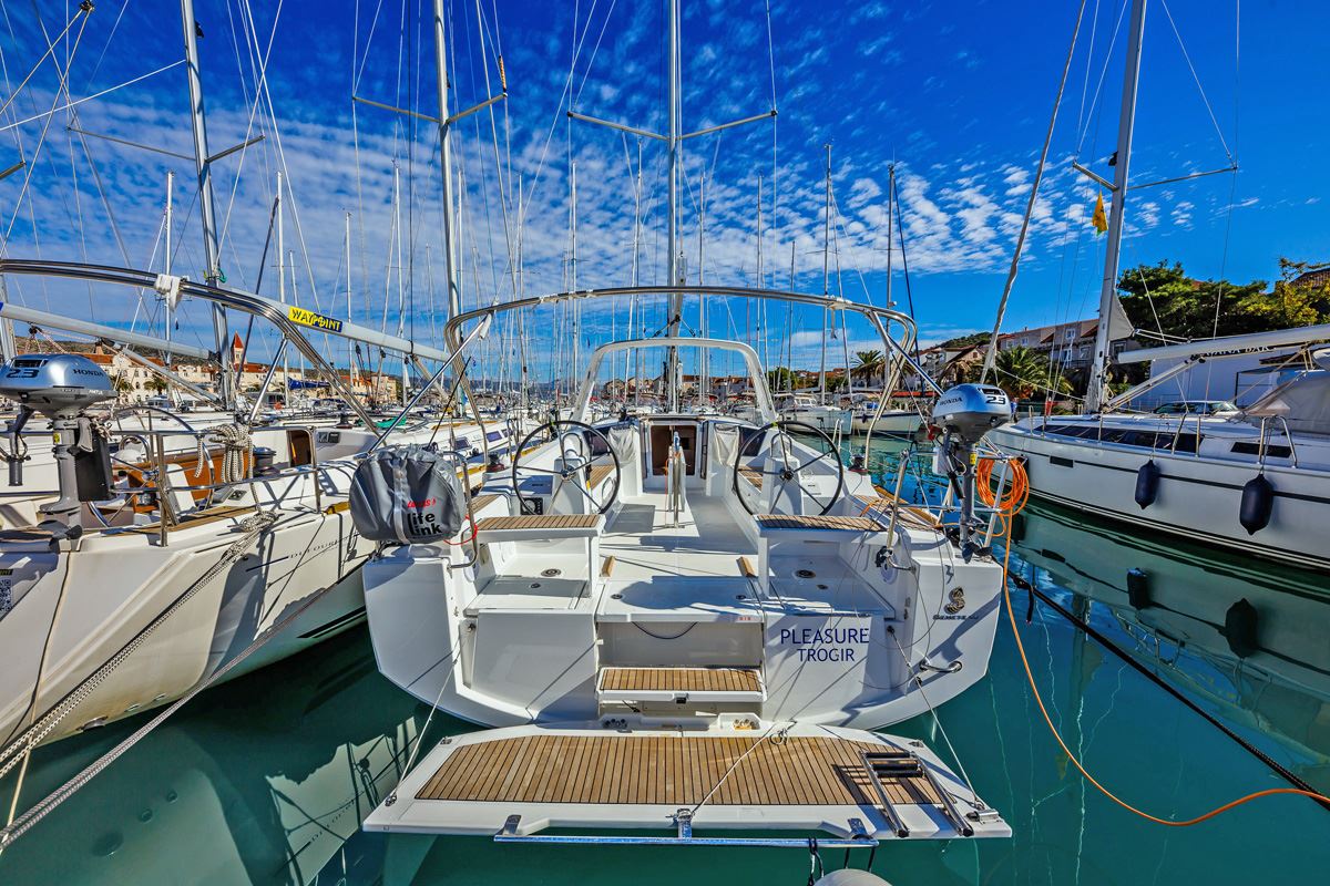 Oceanis 38.1  Top image