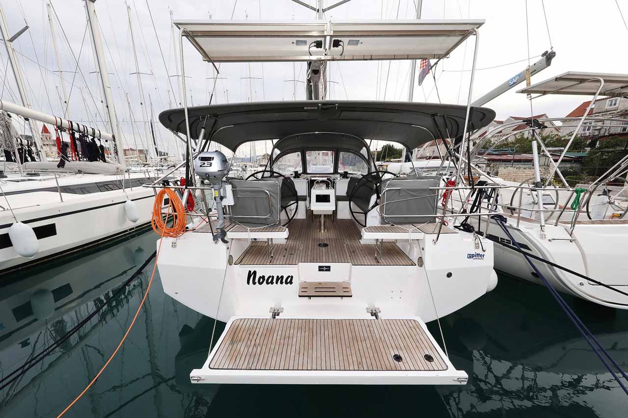 Bavaria C42 Top image