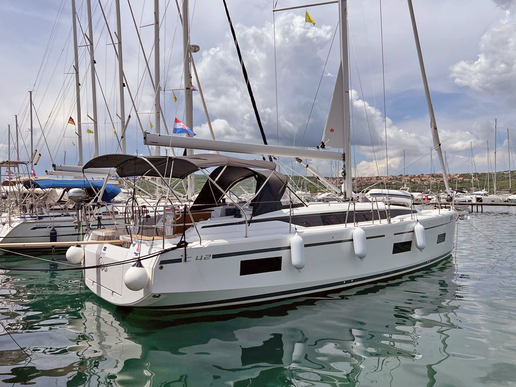 Bavaria C42 Top image