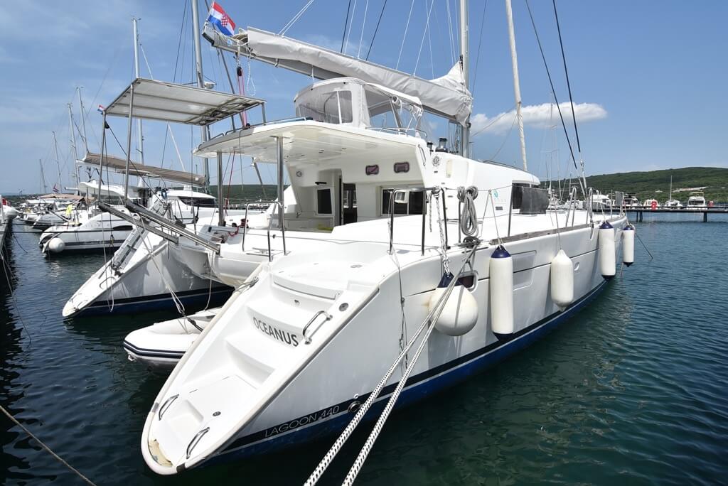 Lagoon 440  Top image