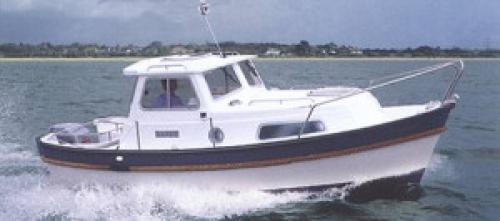 Motorbootcharter - Verdränger: Pflügt gemütlich durchs Wasser - zwar langsam, aber sparsam im Verbrauch